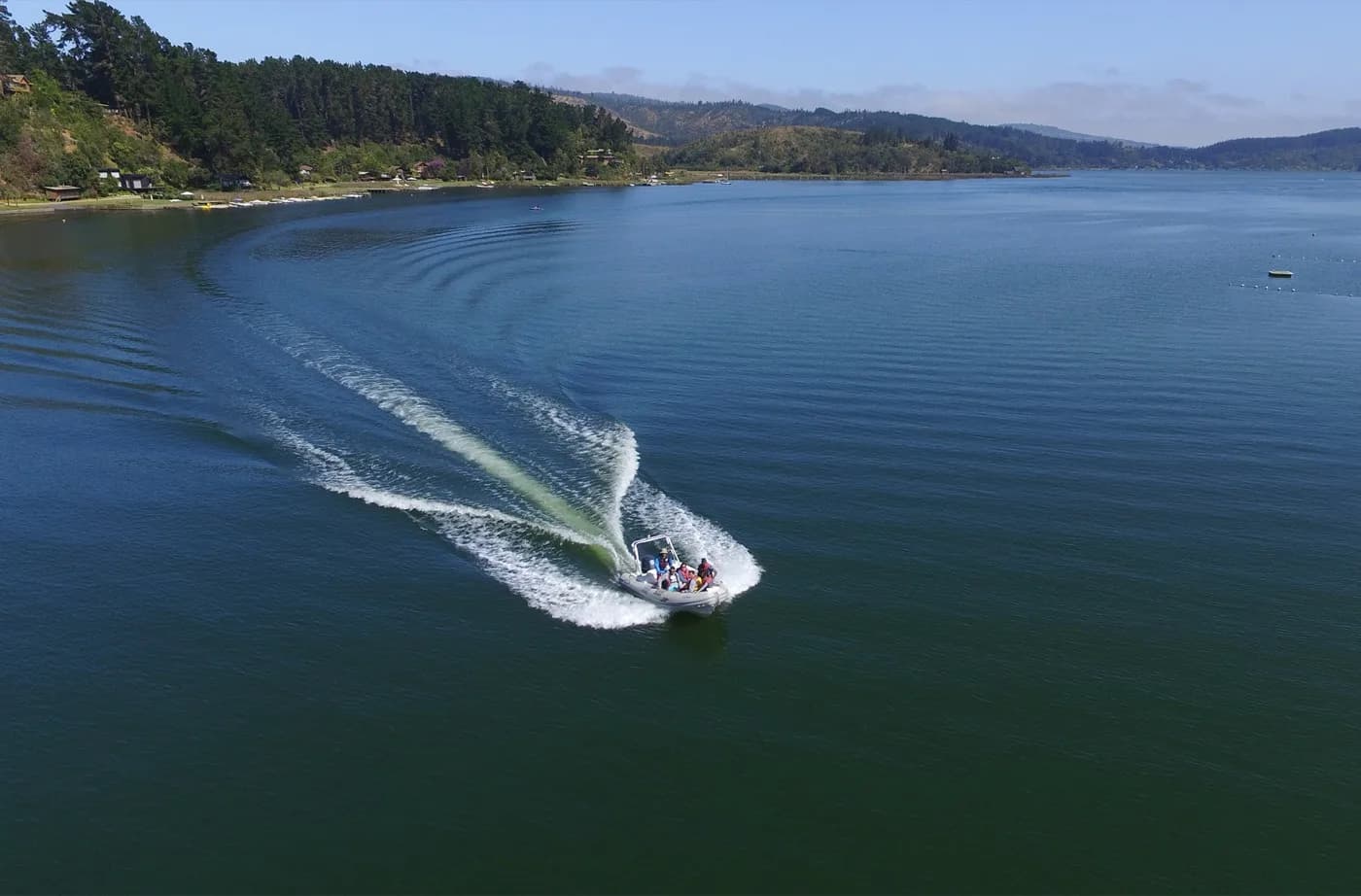 Lancha navegando sobre el Lago Vichuquén, vista aérea